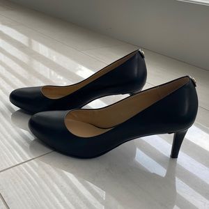 Like new Michael Kors Black Jenna Flex Pump